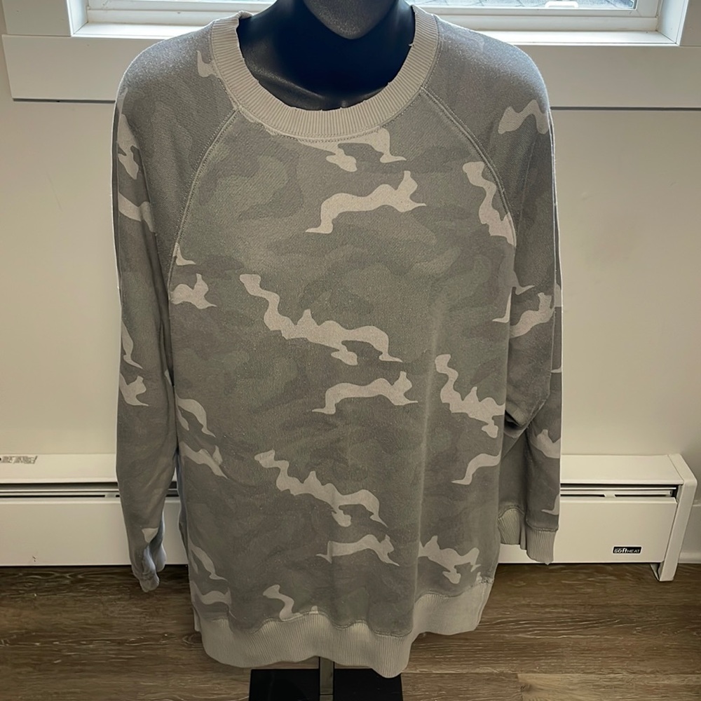 Pre owned American Eagle woman’s crew neck sweat shirt